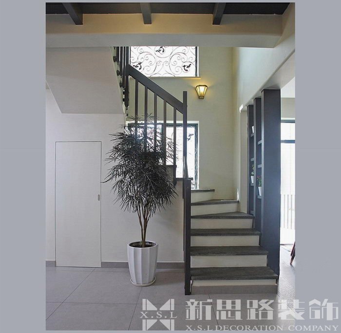 樓梯底部是儲藏室 樓梯底部是儲藏室